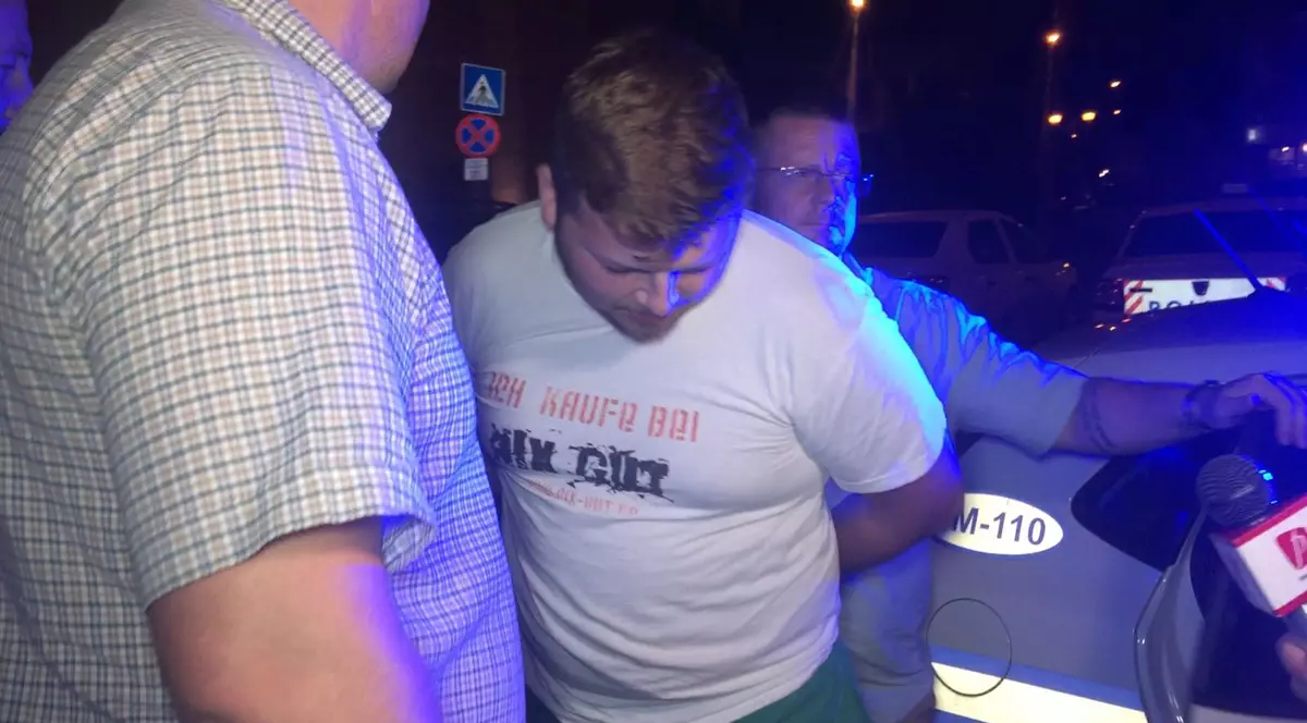 După doar câteva ore de investigaţii, judiciariştii din Timiş au aflat cum s-a produs jaful de la benzinăria din Lugoj şi cine sunt suspecţii. Mai ales că un angajat al staţiei peco era chiar cel care i-a ajutat pe hoţi.