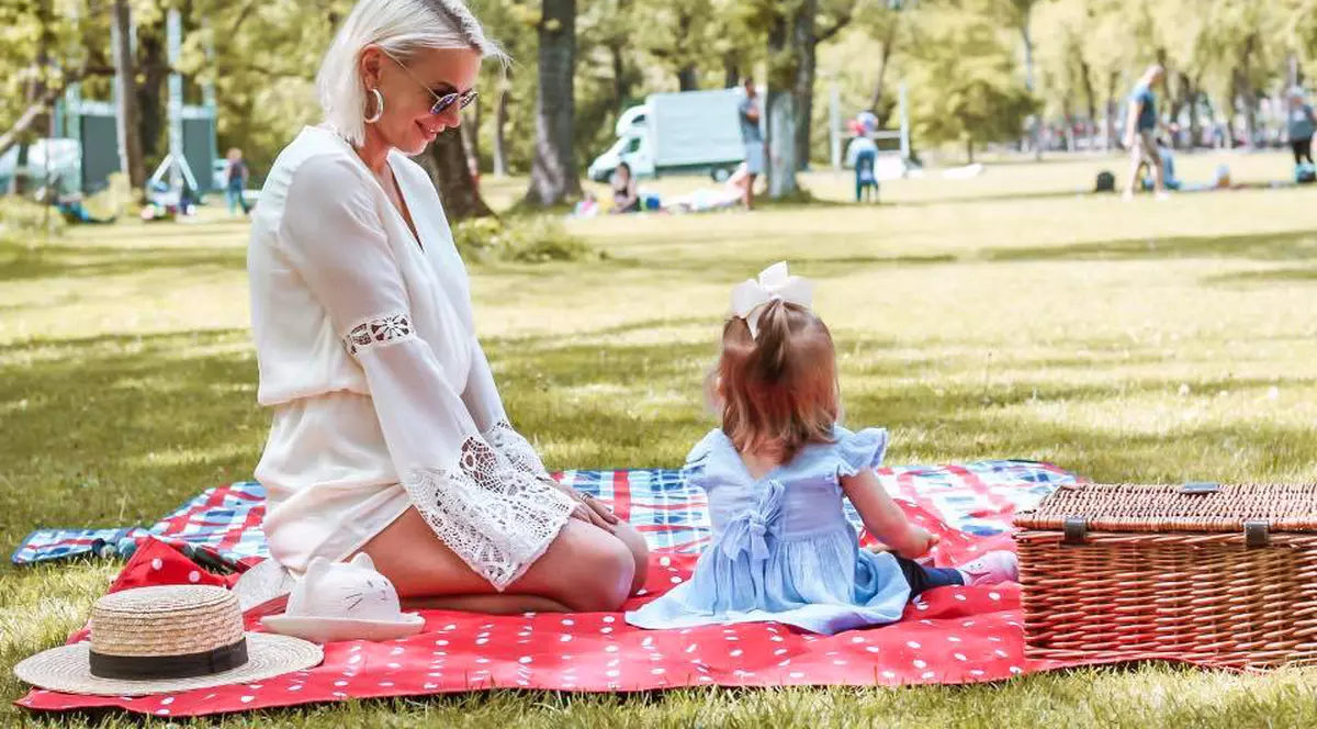 Jojo și fetița ei, imagine emoționantă pe plajă. Ce mare s-a făcut Zora