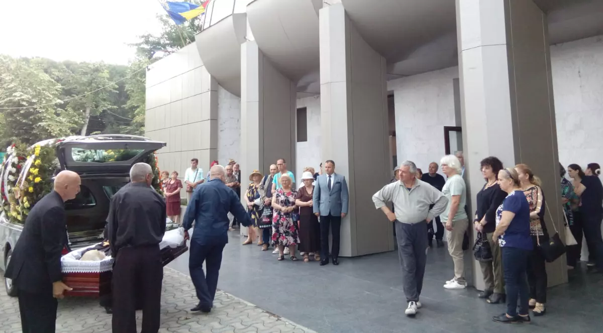 Alexandru Jula a fost condus în aplauze pe ultimul drum. Puțini dintre admiratorii săi au fost prezenți