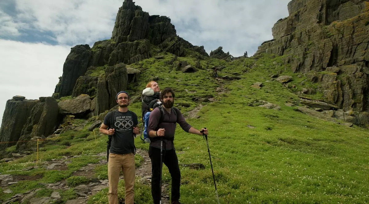 Un tânăr cu atrofie musculară este purtat în spate de prietenii lui prin toată lumea