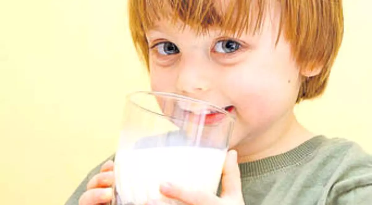 copil care bea lapte