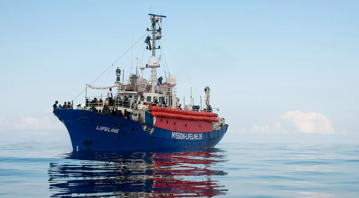 Premierul Italiei spune că nava cu migranți Lifeline va acosta în Malta