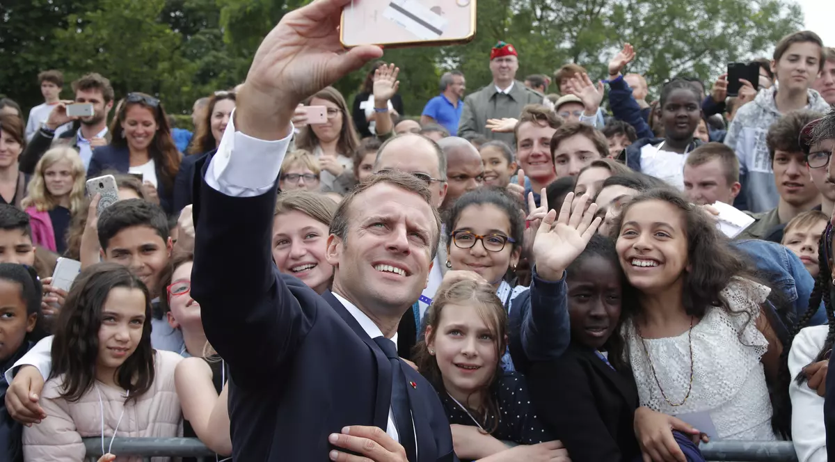 Reacția lui Emmanuel Macron când un adolescent i-a adresat cu apelativul "Manu"