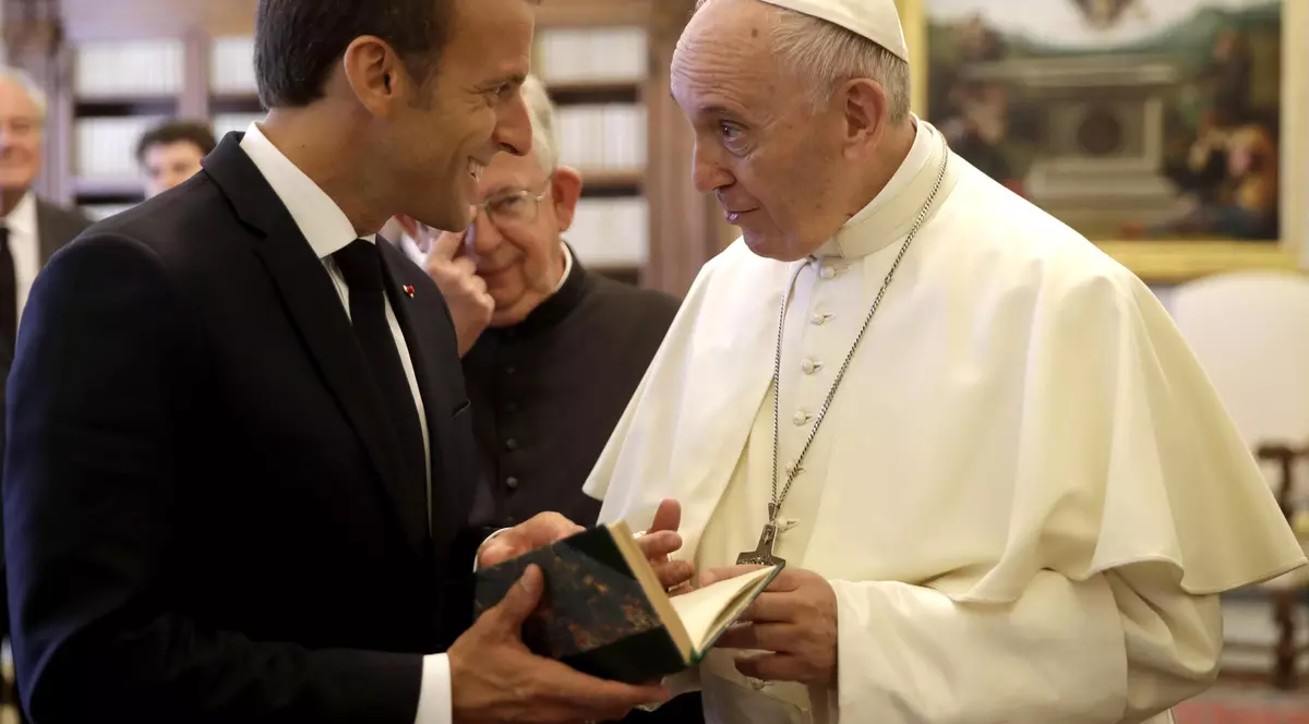 Papa Francisc și Emmanule Macron s-au întâlnit prima dată