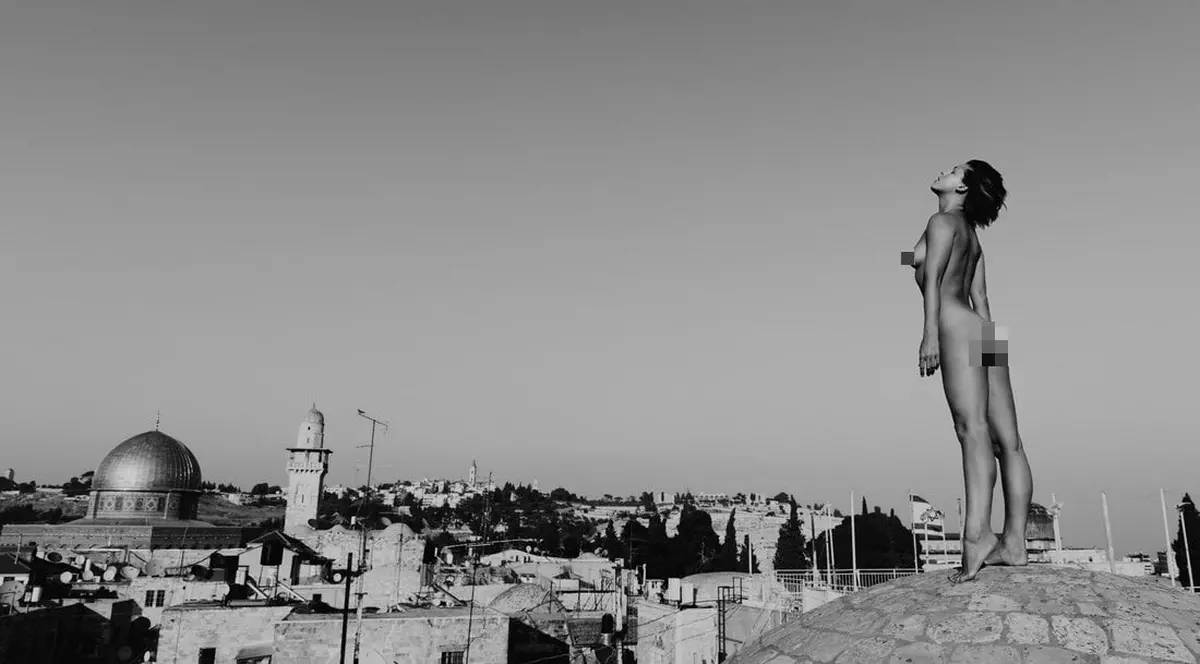 un model belgian a pozat goală în fața Zidului Plângerii
