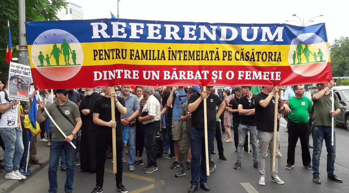 GALERIE FOTO/ Marșul Normalității în București. Noua Dreaptă a ieșit în stradă „pentru familia naturală”