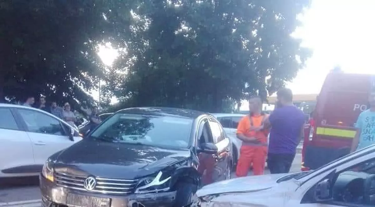 Maşina unui poliţist din Galaţi, implicată într-un accident. Șoferul ar fi fugit de la fața locului, susțin martorii