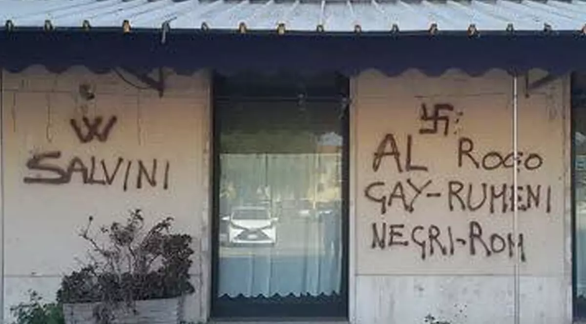 Simboluri și amenințări naziste la adresa românilor într-un oraș din Italia