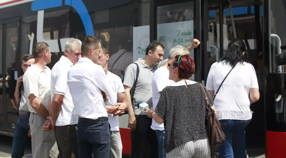 Un copil de 14 ani, din județul Buzău, a plecat cu cei aproximativ 400 de buzoieni la mitingul PSD din București. Manifestanții, în frunte cu deputații Ionela Dobrică, Sebastian Radu și Dănuț Păle, și-au ocupat ordonat locurile în autobuzele închiriate de PSD Buzău și au plecat, chiar dacă nu toți știau pentru ce protestează la București, iar unii credeau că merg să schimbe Guvernul: ”Vom scanda „Jos Guvernu’ !”. Copilul protestatar nu știe de ce este organizat mitingul PSD, dar merge și el cu neamurile lui, vrea să scandeze ”de toate” și să facă ”Buzăul mai frumos”.