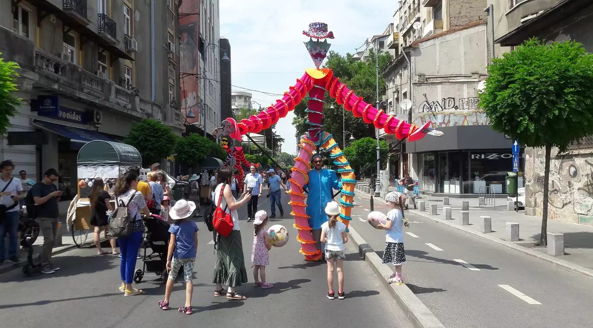 Mitică Popescu, la pas pe Calea Victoriei. Cum arată unul dintre cei mai iubiți actori români, la 81 de ani