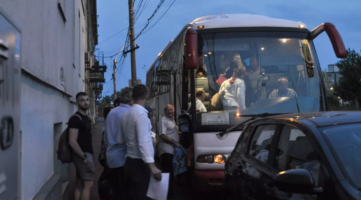 Aproximativ 1.800 de social-democrați din județul Timiș au plecat, sâmbătă dimineață, spre București, pentru mitingul organizat de PSD în Piața Victoriei. Protestatarii PSD din Timiș vin spre București cu peste 45 de autocare și microbuze și aproximativ 100 de autoturisme, dar și cu trenul.