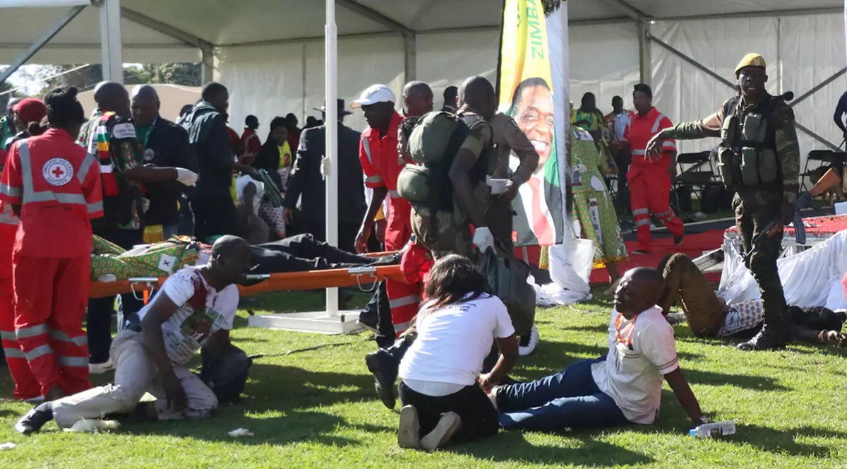 Imagini cu explozia care era să-l ucidă pe președintele din Zimbabwe