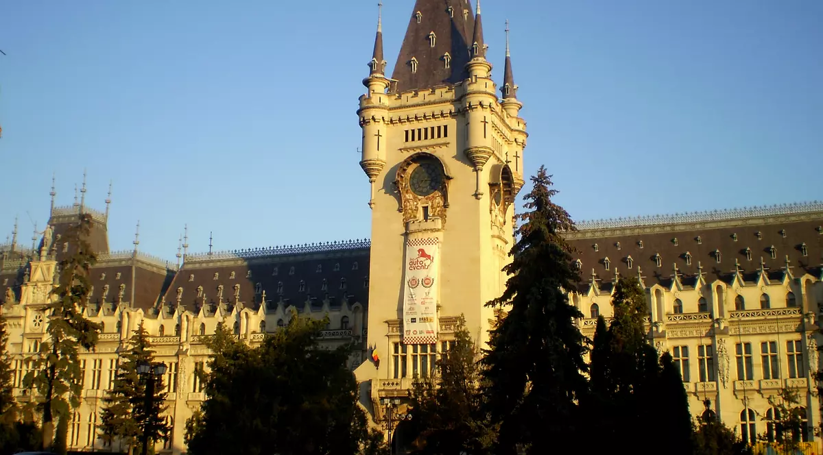 Palatul Culturii din Iași a fost afectat de un concert, iar zidurile și vitraliile s-au crăpat
