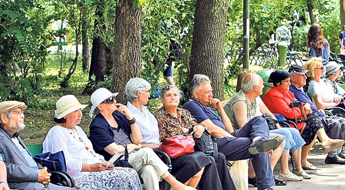 Pensionarii din România sunt mai puțini. Cu cât au scăzut și pensiile