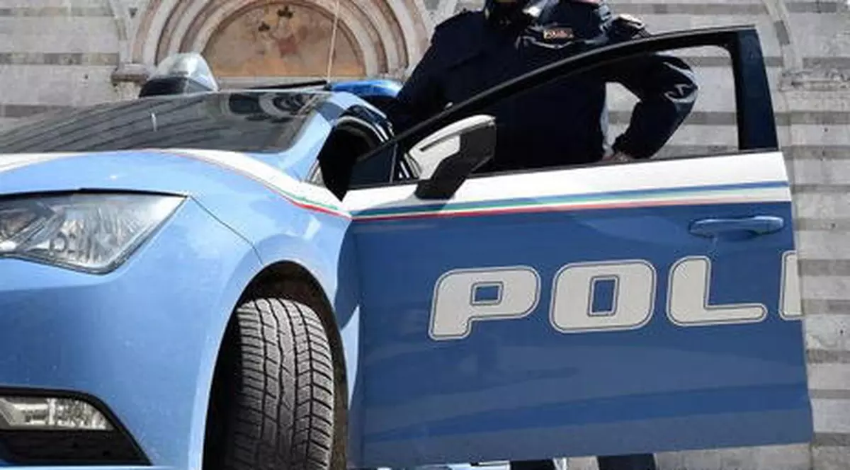 O româncă a furat Rolex-ul unui italian de la mână. Polițist italian, lângă o biserică