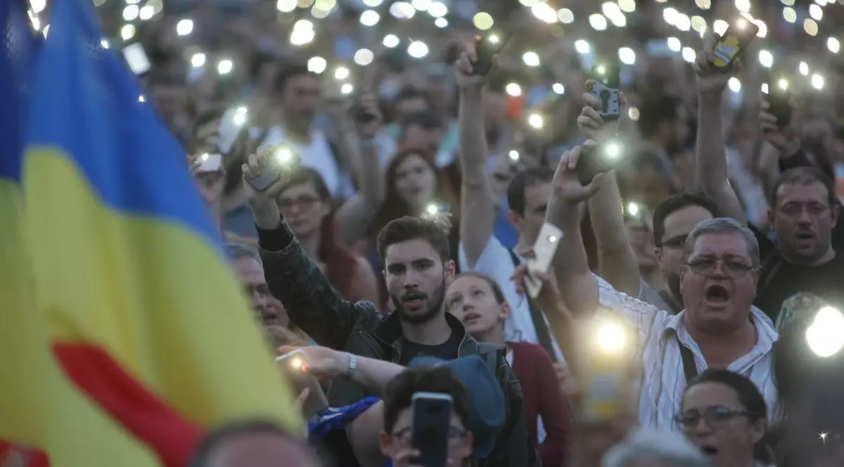 FOTO&VIDEO/ Câteva mii de persoane au protestat în Piața Victoriei, joi seară