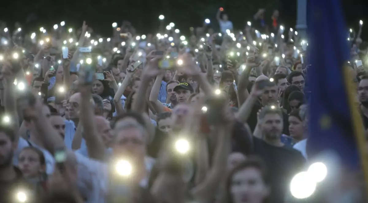 Editorial dur: ”Ce face diaspora din Madagascar, Costa Rica și Serbia pe 10 august?!”