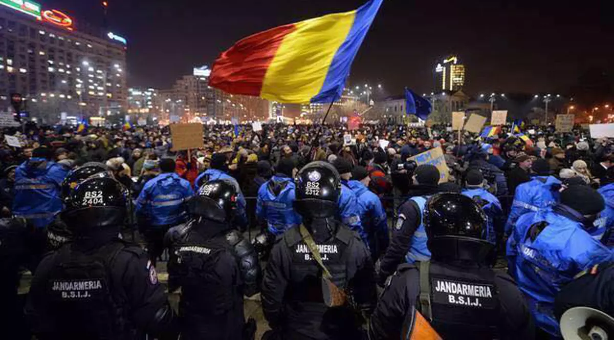 Protest #rezisProtest #Rezist în Piața Victoriei: ”Corupții din PSD ne scot din UE”t în Piața Victoriei, sâmbătă
