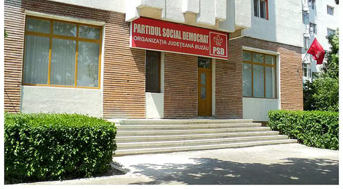 Aproximativ 4.000 de protestatari PSD din Buzău vin la mitingul din Piața Victoriei, cu 40 de autocare, 5 microbuze și 400 de mașini personale. Dintre cele 40 de autocare și autobuze, 18 sunt închiriate de filiale PSD Buzău de la firma de transport în comun a orașului, aflată în subordinea Consiliului Local.