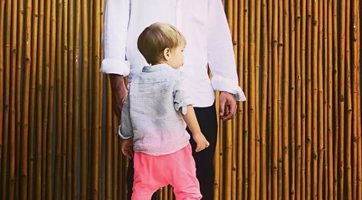 Ce face băiețelul lui Radu Vâlcan după ce a aflat că va avea un frățior. Prezentatorul TV a dat din casă