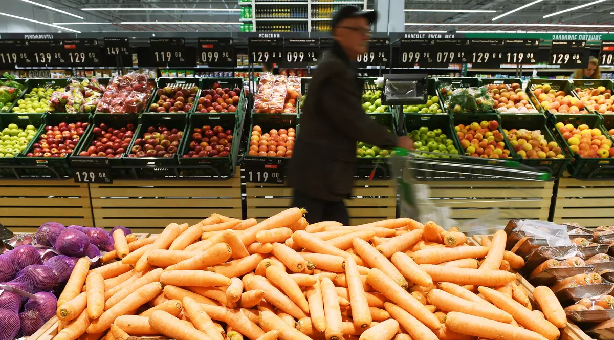 Țăranii români se plâng că nu mai au cui să vândă tone de legume, brânză și carne. Legume pe rafturi la supermarket