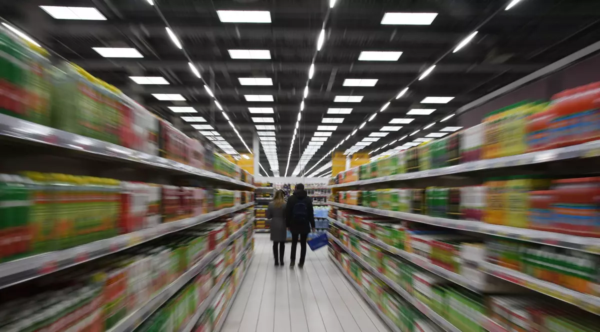 Românii au lăsat anul trecut 62 de miliarde de lei în conturile marilor retaileri. Rafturi cu alimente într-un hipermarket