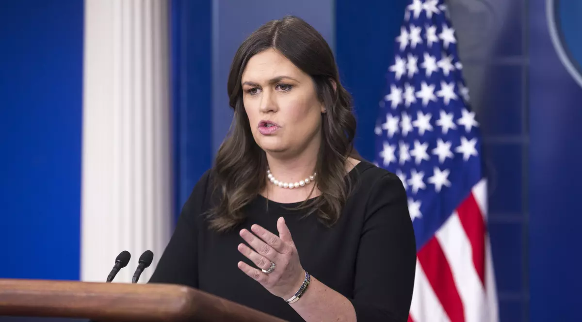 Reacția Casei Albe, după plasarea bombelor la familiile Clinton și Obama. Sarah Sanders, la pupitrul Casei Albe, cu drapelul SUA în spate.