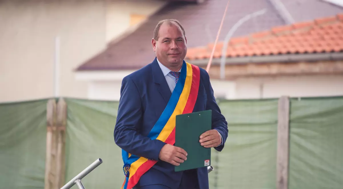 Cel mai traseist dintre primari. Povestea lui Savu Ungureanu de la Slătioara. "Mai vorbim câte un secret şi, gata, ne fac un dosar"