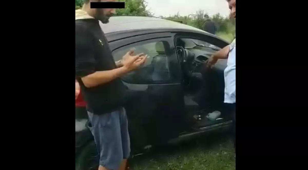 Un șofer beat și drogat a fugit de polițisti pe un câmp. Fotografie de la fața locului