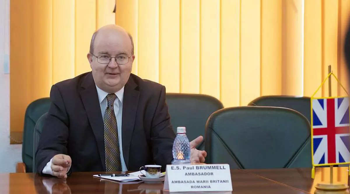 Gafe de proporții ale oficialilor români. Ambasadorul britanic, Paul Brummell, ofensat cu un steag vechi de 200 de ani.