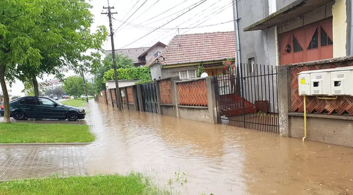Străzi inundate în Alba Iulia după ploaia torențială