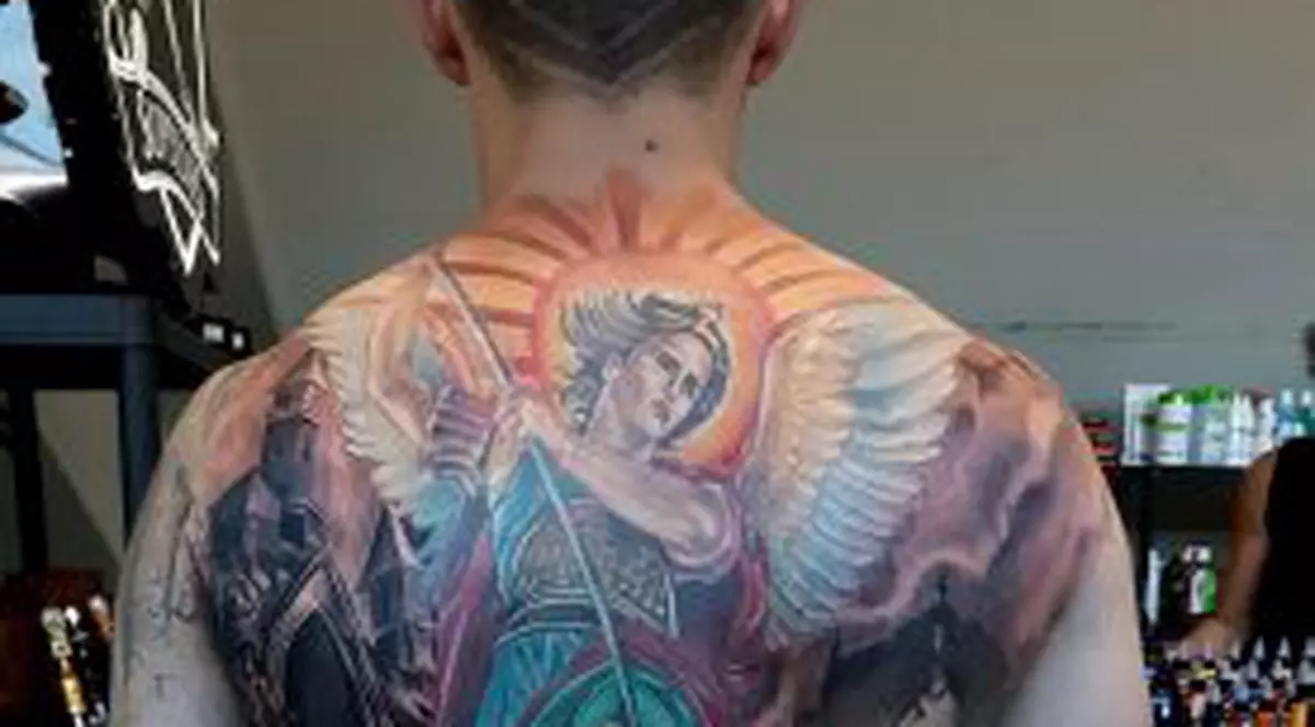 Un tânăr din Suceava și-a tatuat pe spate un sfânt. De ce l-a ales pe Arhanghelul Mihail