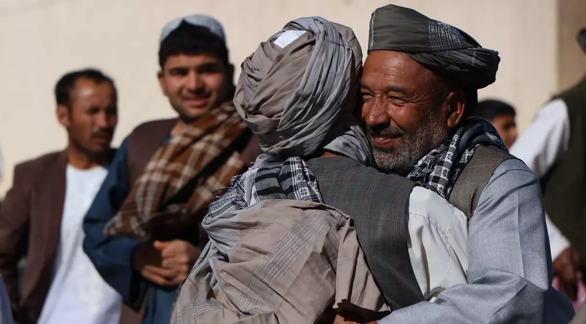 Talibanii și soldații afgani se îmbrățișează cu ocazia Eid. Atentat cu 20 de morți în fieful ISIS din Afganistan