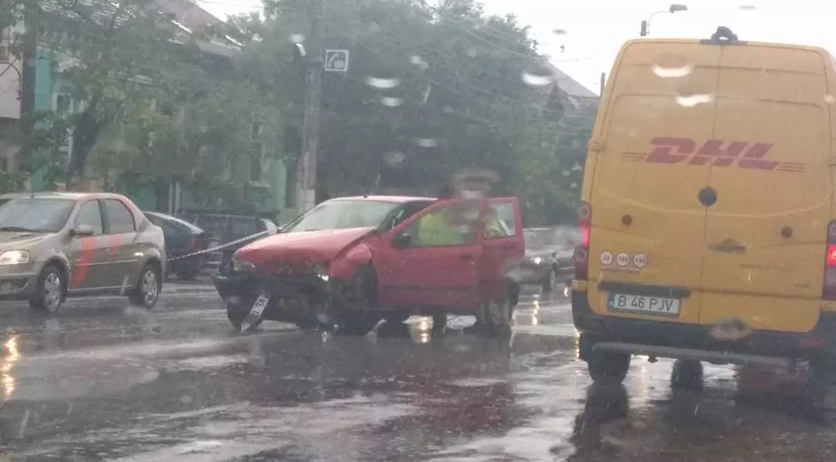 Un șofer de 19 ani care a pătruns cu mașina pe contrasens a rănit șase oameni, la Timișoara