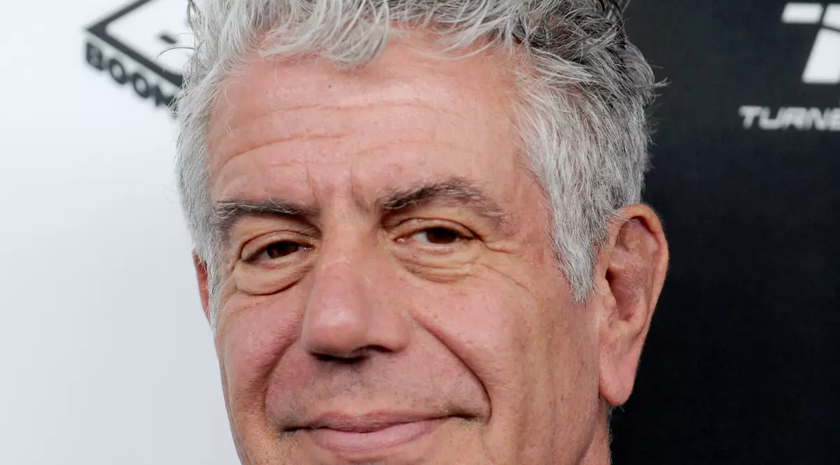 Anthony Bourdain a vizitat România, în 2008. Anthony Bourdain, zâmbind, cu sigla CNN în spatele său
