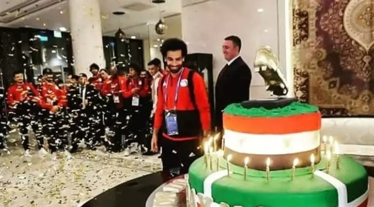 Mohamed Salah a primit un tort de 100 de kilograme de ziua lui | VIDEO