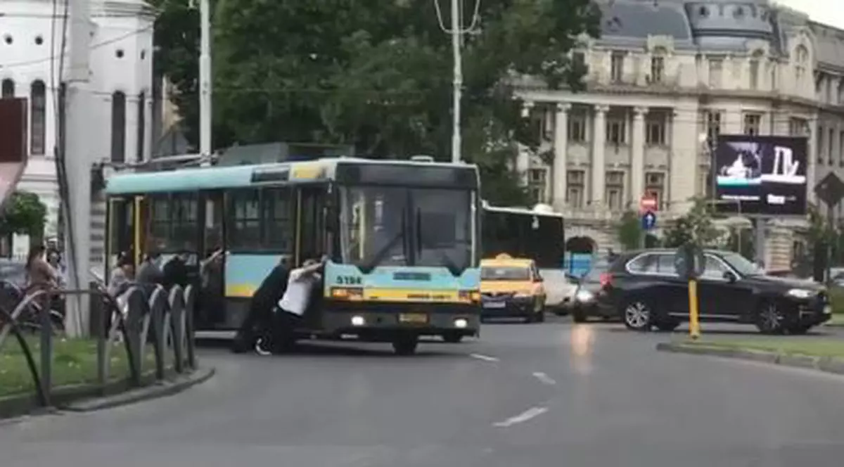 Mai mulți bucureșteni au împins un troleibuz în stație