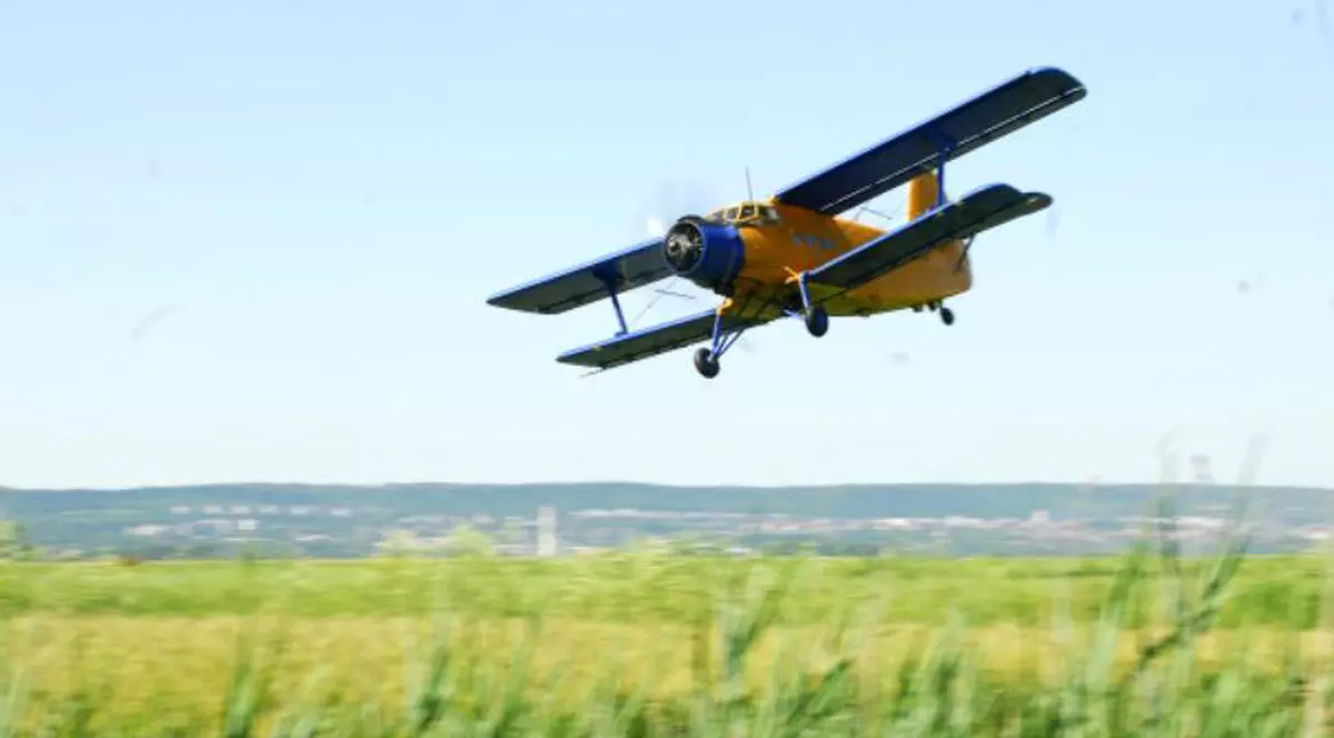 UPDATE: Un avion de mici dimensiuni a aterizat forţat în județul Iași. Doi bărbați aflați la bord au scăpat cu viață