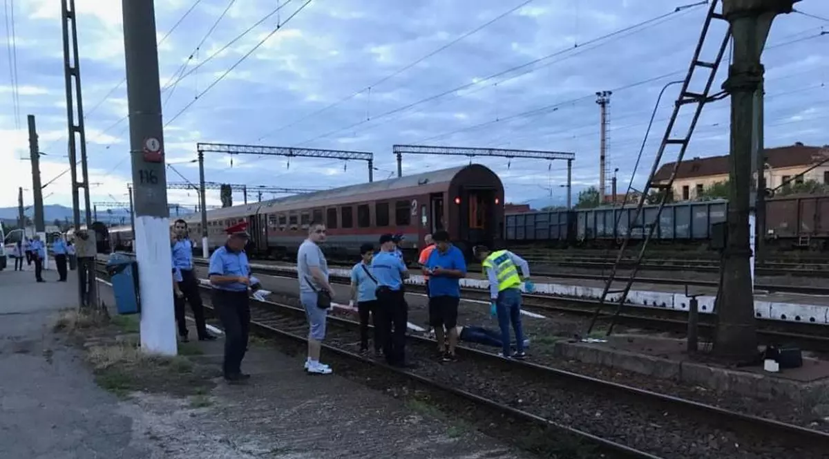 Un bărbat a murit în Târgu Jiu după ce a coborât din tren în mers. Imagine cu trenul din care a sărit bărbatul