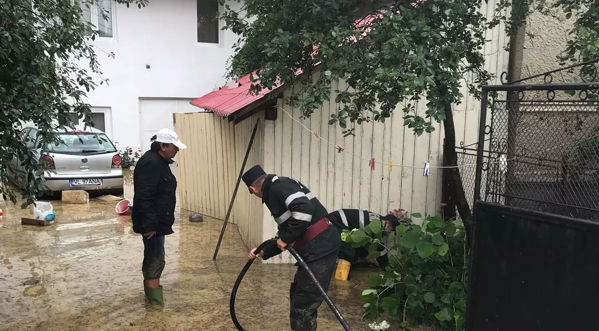 Bărbat luat de viitură în Neamț, în timp ce era cu vacile pe un deal