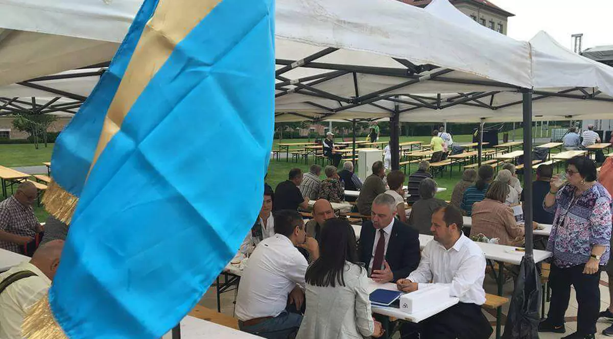 Primele fotografii cu Marko Atilla, refugiat în Ungaria pentru a nu fi arestat și trimis în România. Se relaxează la o bere cu politicieni