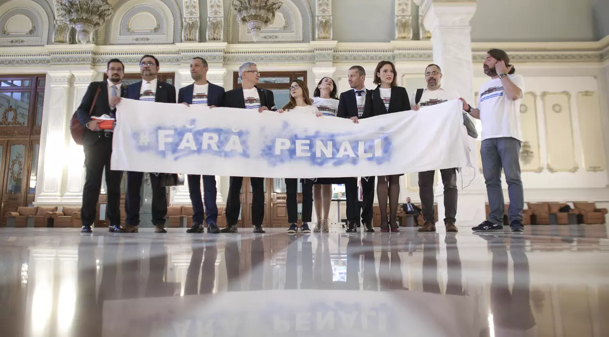 Inițiativa “Fără penali în funcţii publice” a fost adoptată de Camera Deputaților. Votul decizional, la Senat