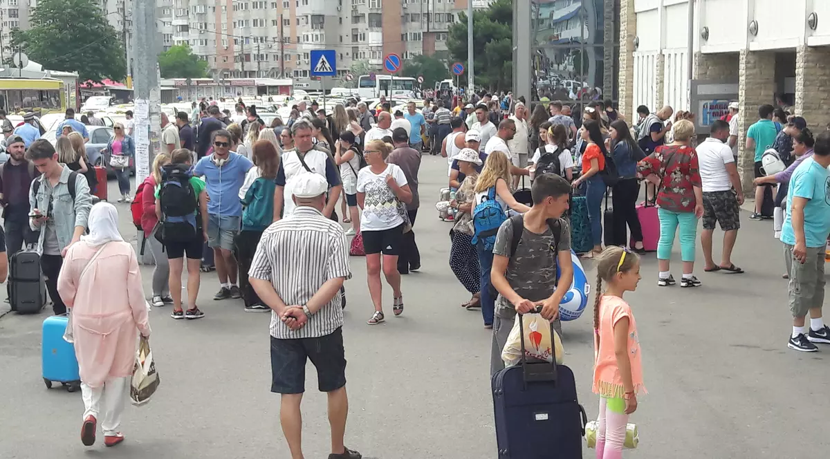 Aventura la Neversea 2018. În Gara Constanța turiștii sunt întâmpinați de taximetriștii puși pe jecmăneală și de șuții ”cu mâini agere”