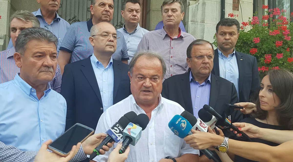 Vasile Blaga, despre cazul şoferului cu numere anti-PSD. Vasile Blaga (într-o cămașă albă), la sediul la PNL, în fața presei