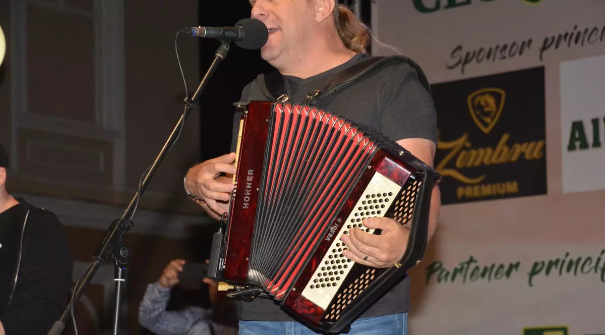 EXCLUSIV/ ”Roșu de acordeon”! Vali Crăciunescu a făcut vin din via proprie. Se servește cu muzică lăutărească!