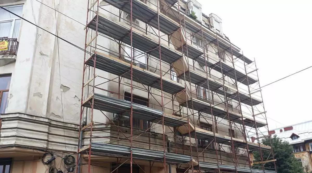 Primăria Capitalei a anunţat că, din luna noiembrie 2017 până în iunie 2018, au intrat în proces de consolidare peste 20 de clădiri cu risc seismic, pe pagina de Facebook a municipalităţii fiind postate mai multe fotografii din timpul lucrărilor de reabilitare