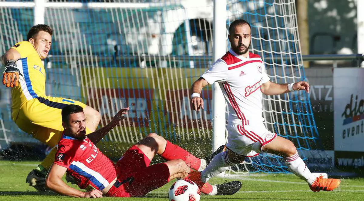 Grecii de la Olympiakos s-au distrat cu FC Botoșani. Suporterii eleni au făcut show / VIDEO