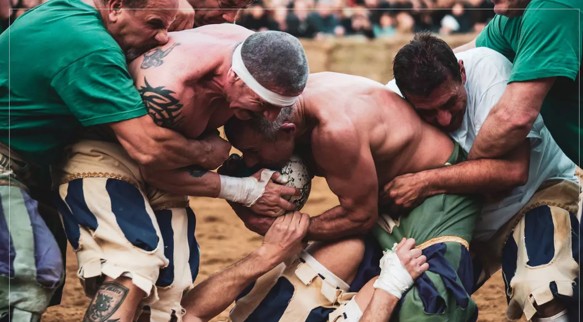 Reporterul Libertatea a asistat la un meci de Calcio Storico Fiorentino, precursorul fotbalului și al rugby-ului, și a stat de vorbă cu una dintre fostele glorii: ”Nu există reguli. E sportul cel mai violent? Da, pentru tradiția lui!”