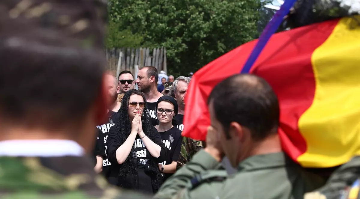 Pilotul Florin Rotaru, înmormântat la Fetești. Slujba a avut loc la Catedrala Sfânta Treime / GALERIE FOTO&VIDEO