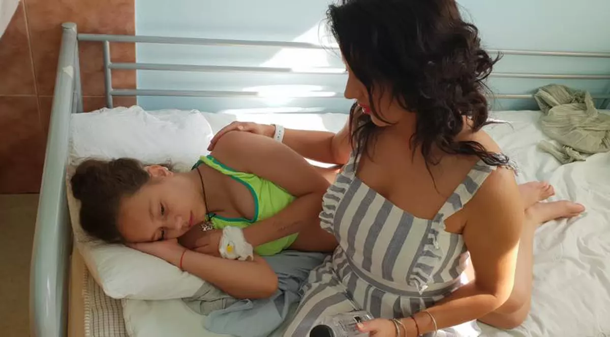 Fetița Larisei Drăgulescu, din nou pe patul de spital. “Are două operații de implant “